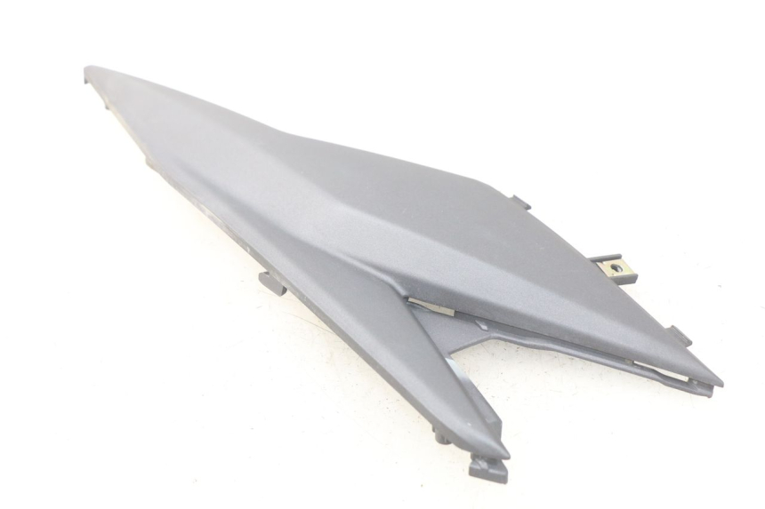 photo de CACHE SOUS SELLE GAUCHE SYM JET 4 4T 50 (2018 - 2021) - Détail de la pièce