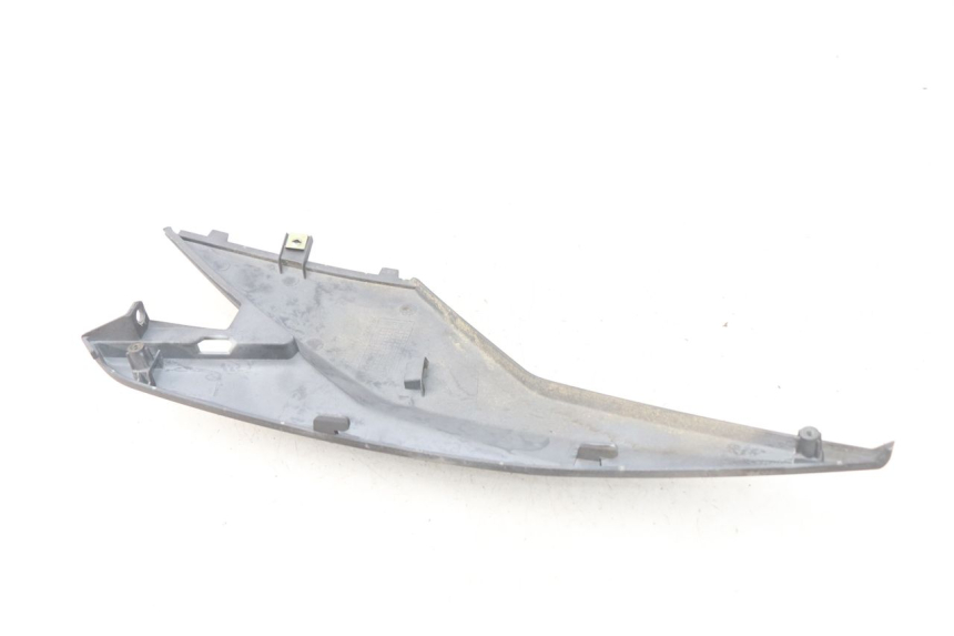 photo de CACHE SOUS SELLE GAUCHE SYM JET 4 4T 50 (2018 - 2021) - Gros plan technique