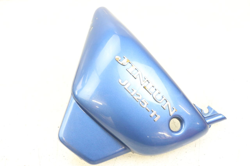 photo de Cache sous selle gauche JINLUN JL HIGHLANDER 125 (2007 - 2015) - Gros plan technique