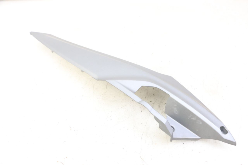 photo de CACHE SOUS SELLE GAUCHE SYM JOYMAX 125 (2010 - 2017) - Gros plan technique