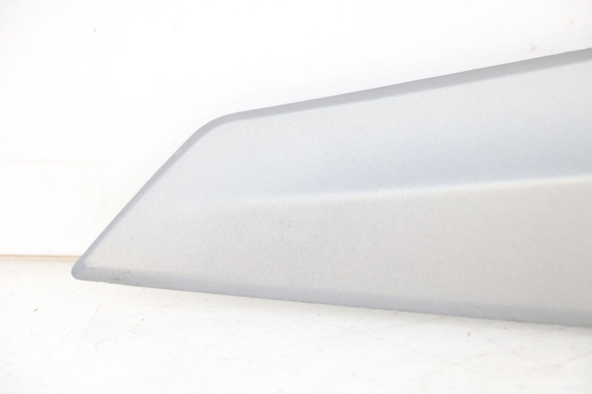 photo de CACHE SOUS SELLE GAUCHE SYM JOYMAX 125 (2010 - 2017) - État de surface