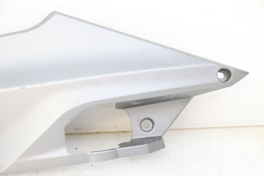 photo de CACHE SOUS SELLE GAUCHE SYM JOYMAX 125 (2010 - 2017) - Marquages et références