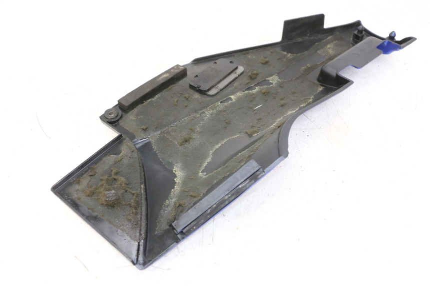 photo de CACHE SOUS SELLE GAUCHE KAWASAKI GTR 1000 (1994 - 2004) - Zoom état d’usage