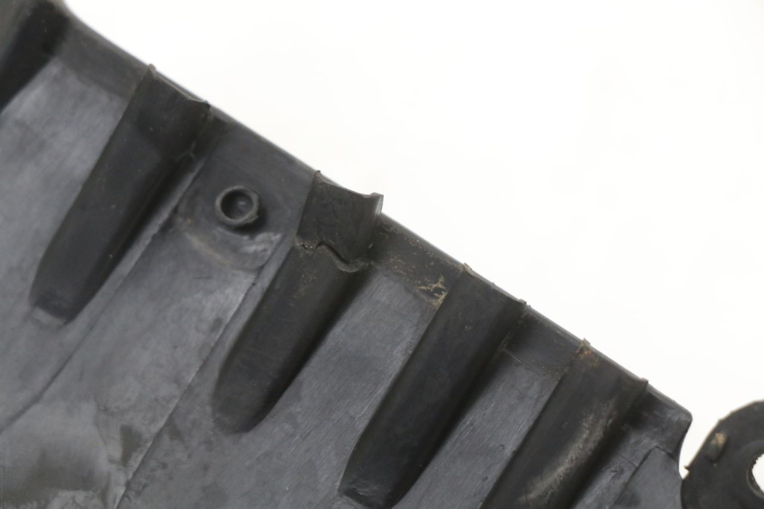 photo de CACHE SOUS SELLE GAUCHE PEUGEOT KISBEE 4T 50 (2018 - 2022) - Autre angle de vue