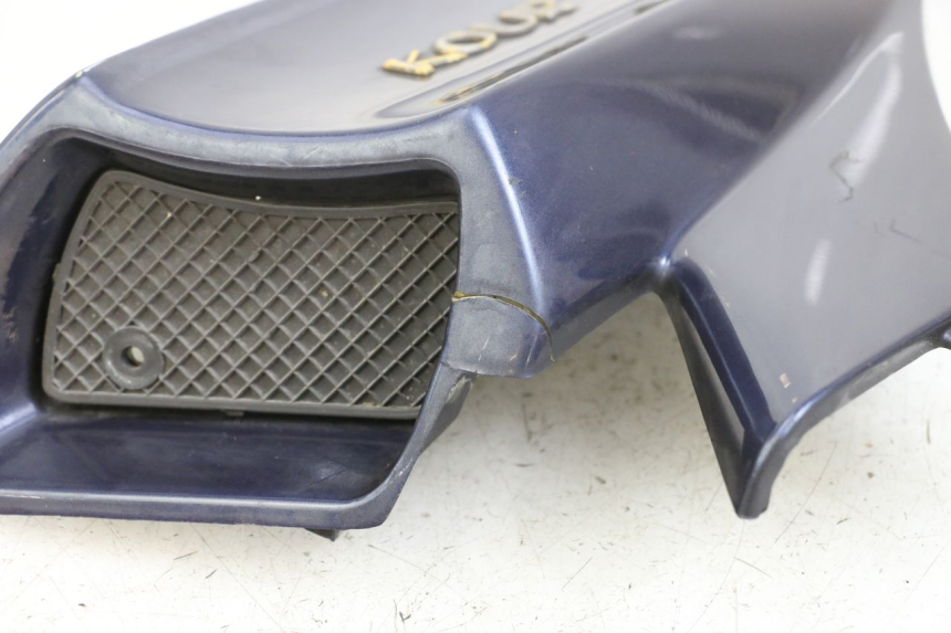 photo de CACHE SOUS SELLE GAUCHE RENAULT KOURANOS 125 (2001 - 2004) - Gros plan technique