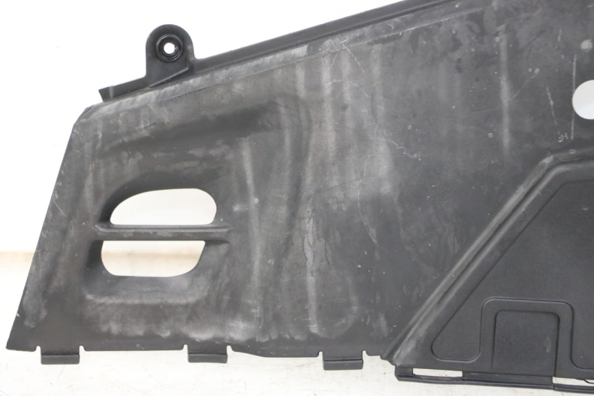 photo de CACHE SOUS SELLE GAUCHE KYMCO PEOPLE S 125 (2000 - 2008) - Gros plan technique