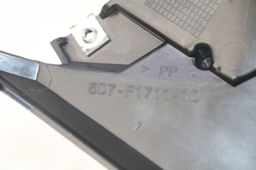 photo de CACHE SOUS SELLE GAUCHE YAMAHA MT ABS 125 (2014 - 2018) - Détail de la pièce