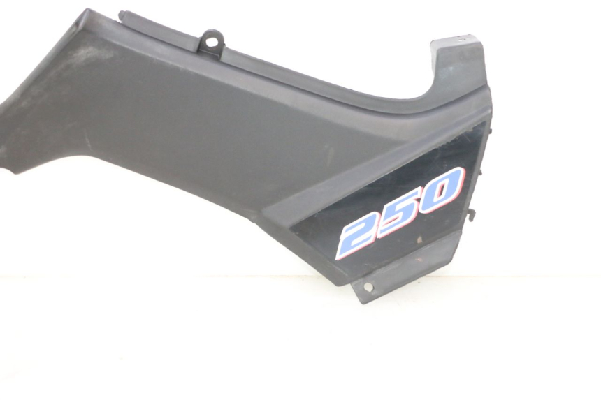 photo de CACHE SOUS SELLE GAUCHE KYMCO MXU R 250 (2004 - 2010) - Détails caractéristiques