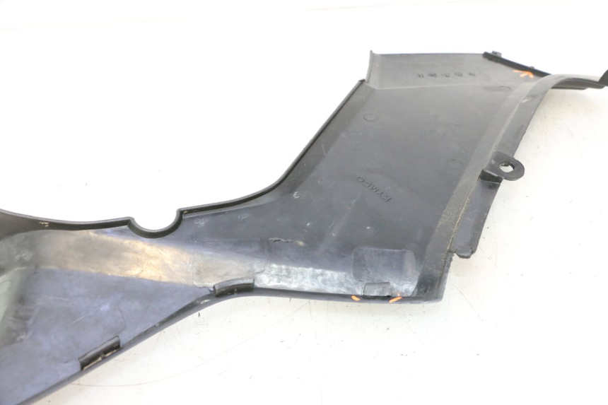 photo de CACHE SOUS SELLE GAUCHE KYMCO MXU R 250 (2004 - 2010) - Gros plan technique