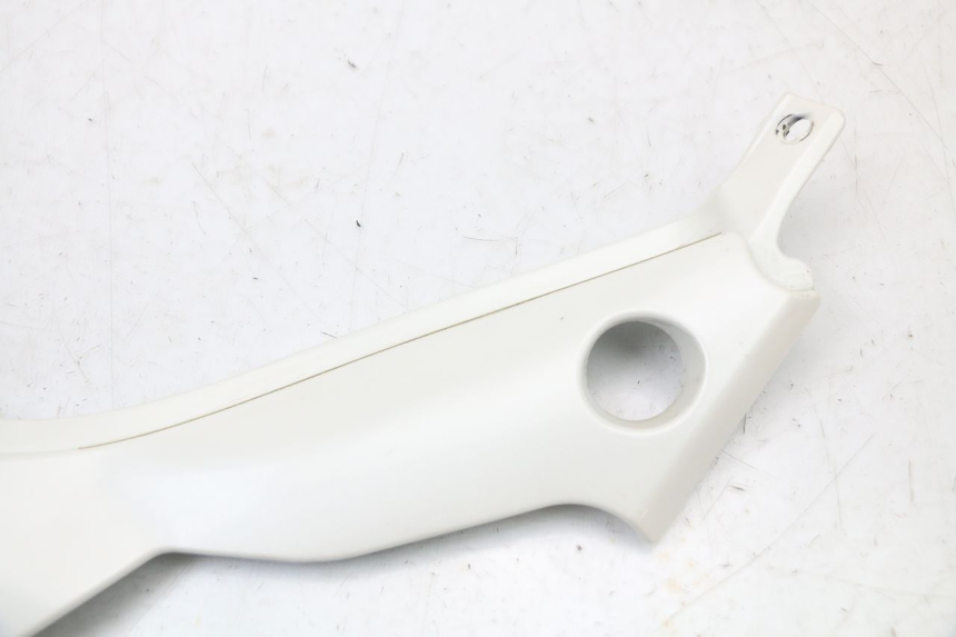 photo de CACHE SOUS SELLE GAUCHE MOTO GUZZI NORGE 8V GT 1200 (2011 - 2016) - Zoom état d’usage