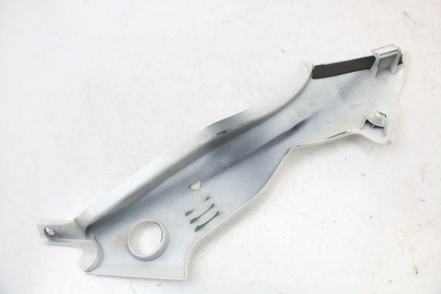 photo de CACHE SOUS SELLE GAUCHE MOTO GUZZI NORGE 8V GT 1200 (2011 - 2016) - Gros plan technique