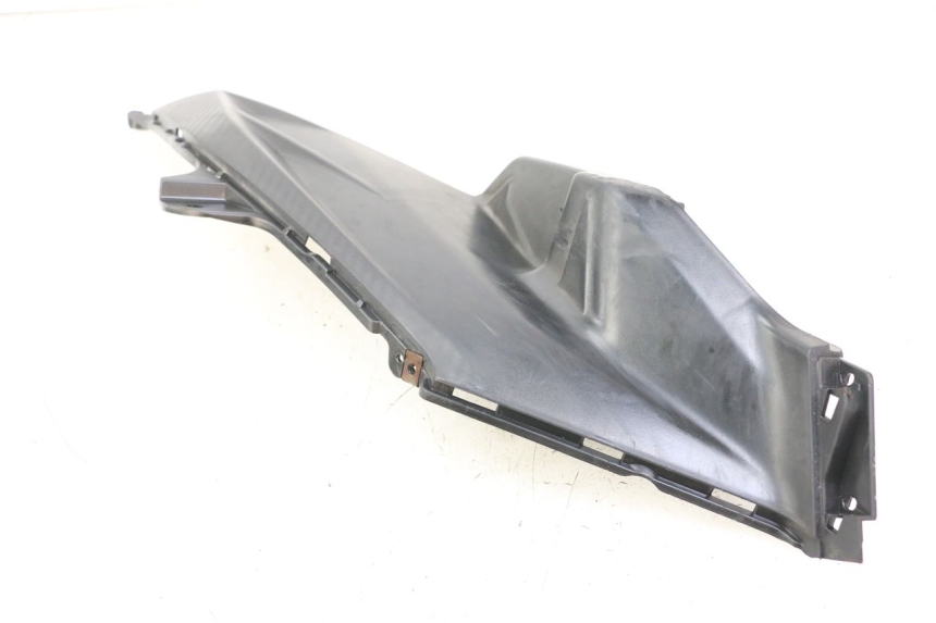 photo de CACHE SOUS SELLE GAUCHE SYM ORBIT III 3 4T 50 (2021 - 2025) - Marquages et références