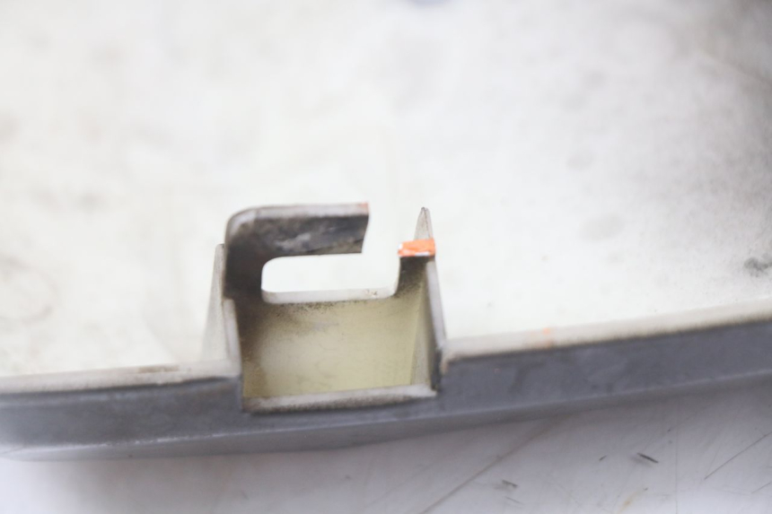 photo de CACHE SOUS SELLE GAUCHE ASTOR ORCAL 125 (2015 - 2017) - Gros plan technique