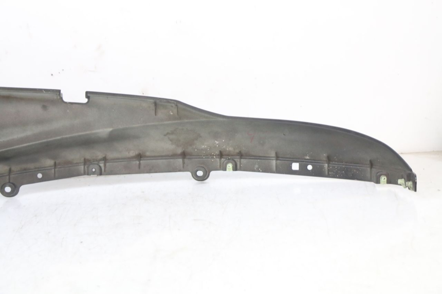 photo de CACHE SOUS SELLE GAUCHE PEUGEOT DJANGO 125 (2014 - 2017) - État de surface