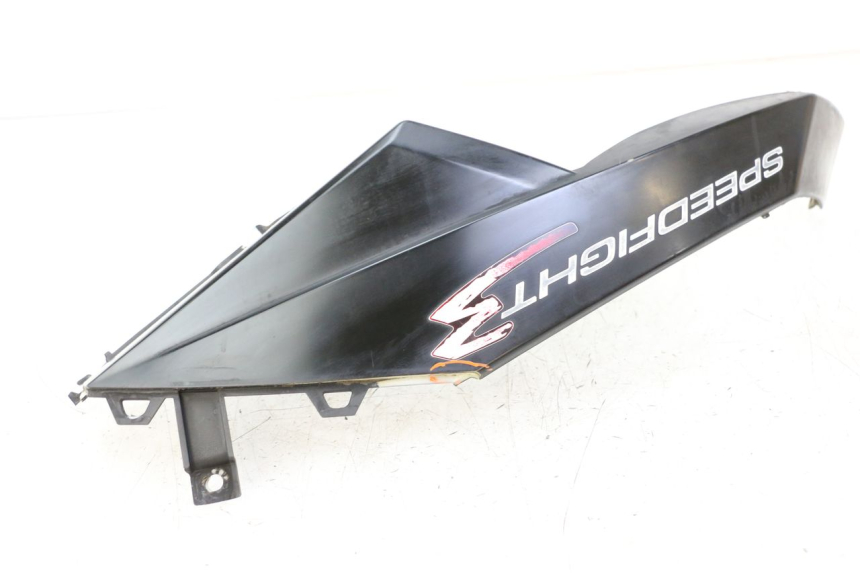 photo de CACHE SOUS SELLE GAUCHE PEUGEOT SPEEDFIGHT 3 LC 2T 50 (2009 - 2015) - Détail de la pièce