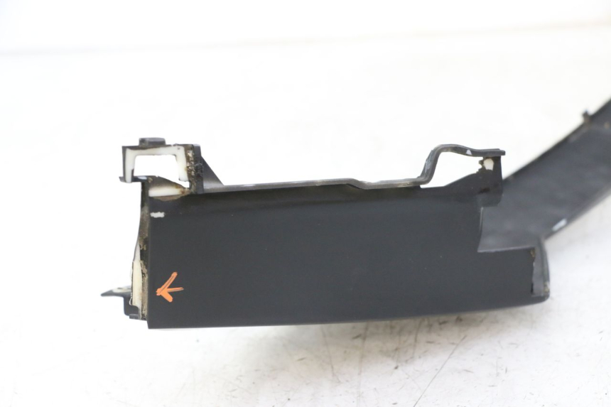 photo de CACHE SOUS SELLE GAUCHE PEUGEOT SPEEDFIGHT 3 LC 2T 50 (2009 - 2015) - Vue d’ensemble