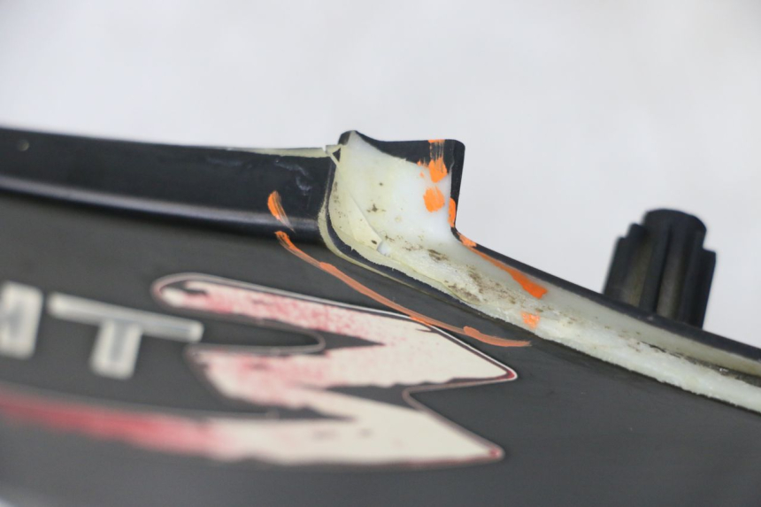 photo de CACHE SOUS SELLE GAUCHE PEUGEOT SPEEDFIGHT 3 LC 2T 50 (2009 - 2015) - Pièce contrôlée