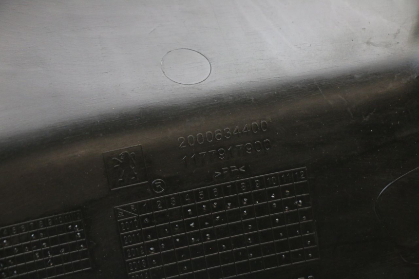 photo de CACHE SOUS SELLE GAUCHE PEUGEOT STREETZONE I 2T 50 (2018 - 2020) - Gros plan technique