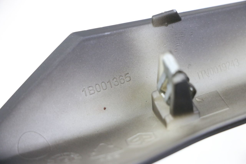 photo de CACHE SOUS SELLE GAUCHE PIAGGIO LIBERTY IGET 4T 50 (2021 - 2025) - Détail de la pièce