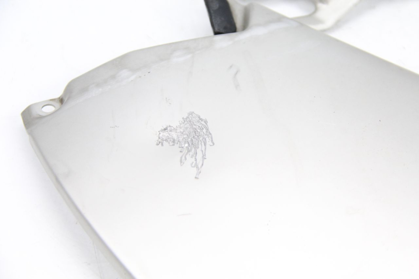 photo de CACHE SOUS SELLE GAUCHE BMW R GS 1200 (2005 - 2007) - Zoom état d’usage