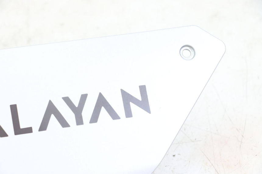 photo de CACHE SOUS SELLE GAUCHE ROYAL ENFIELD HYMALAYAN 410 (2016 - 2023) - Gros plan technique