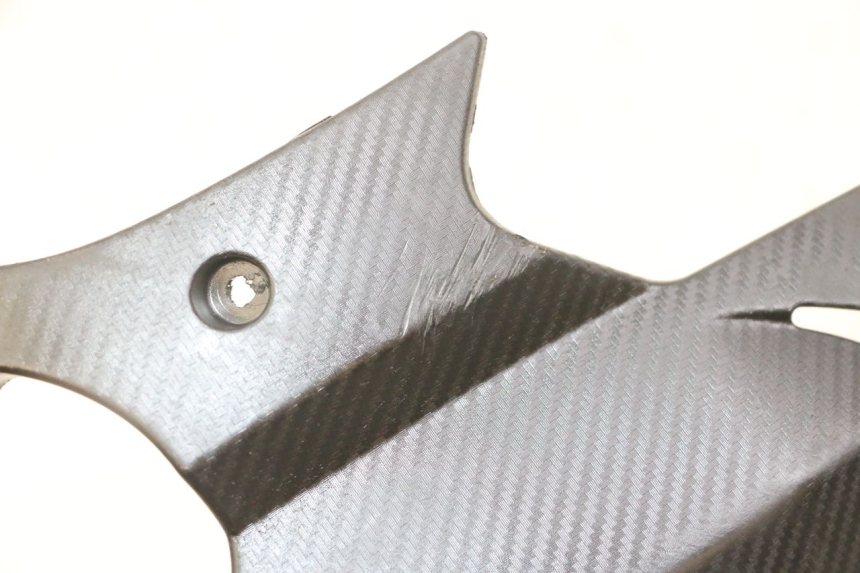 photo de CACHE SOUS SELLE GAUCHE GILERA RUNNER SL 50 (2006 - 2009) - Détail de la pièce