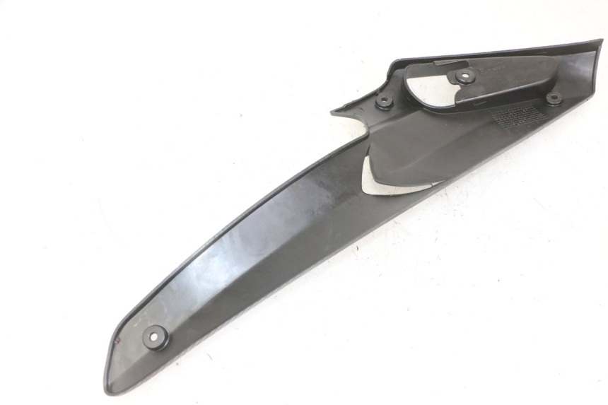 photo de CACHE SOUS SELLE GAUCHE GILERA RUNNER SL 50 (2006 - 2009) - Gros plan technique