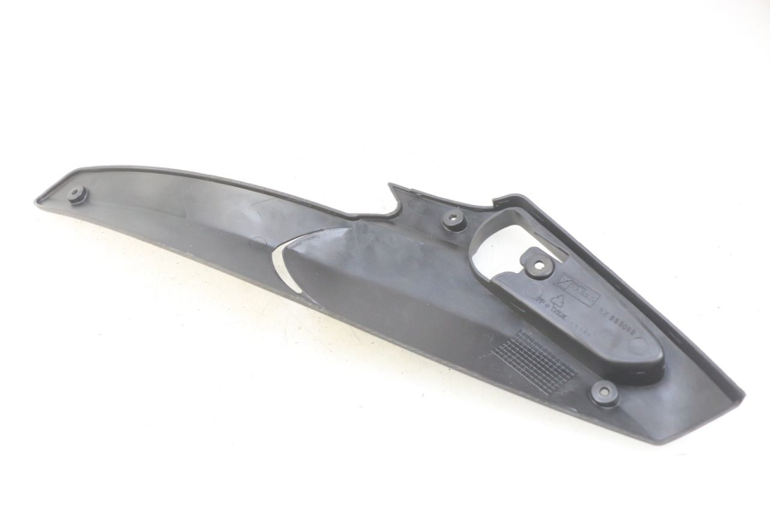 photo de CACHE SOUS SELLE GAUCHE GILERA RUNNER SP 50 (2009 - 2017) - Détail de la pièce