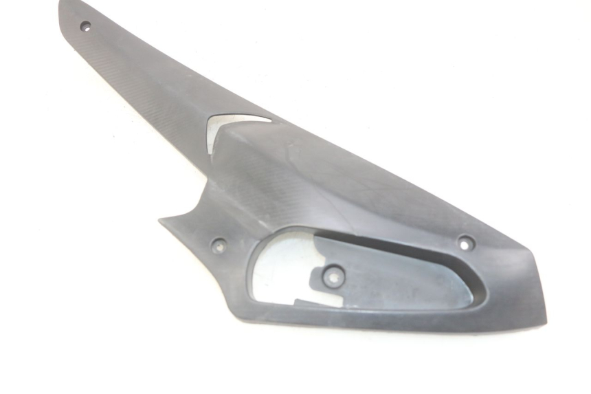 photo de CACHE SOUS SELLE GAUCHE GILERA RUNNER SP 50 (2009 - 2017) - Gros plan technique