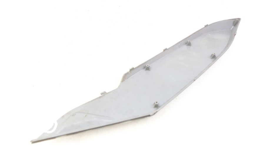 photo de CACHE SOUS SELLE GAUCHE DAELIM S3 125 (2010 - 2017) - Points de fixation