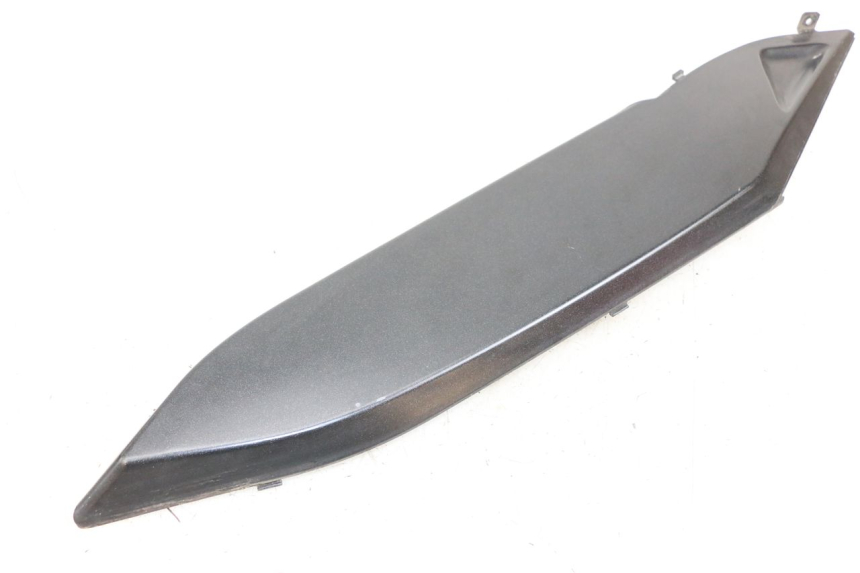 photo de CACHE SOUS SELLE GAUCHE DAELIM S3 125 (2010 - 2017) - Détail de la pièce