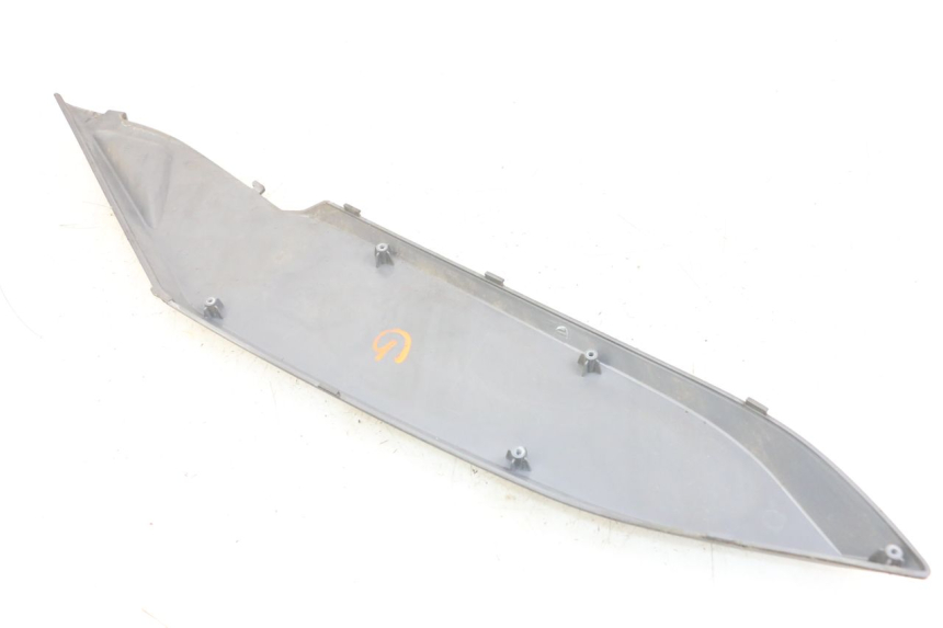 photo de CACHE SOUS SELLE GAUCHE DAELIM S3 125 (2010 - 2017) - Autre angle de vue