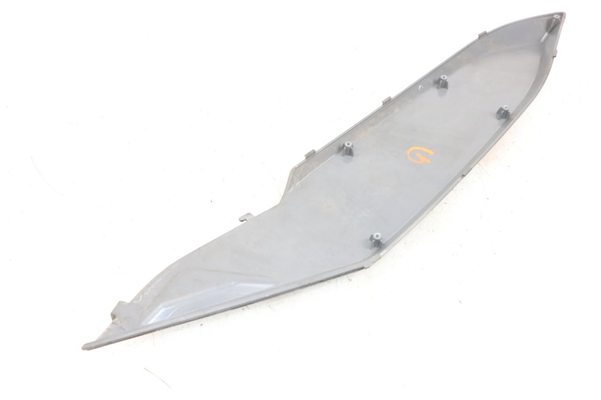 photo de CACHE SOUS SELLE GAUCHE DAELIM S3 125 (2010 - 2017) - Gros plan technique