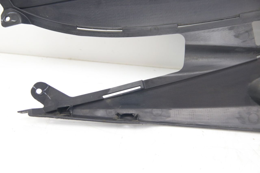 photo de CACHE SOUS SELLE GAUCHE SUZUKI SIXTEEN 125 (2008 - 2010) - Détails caractéristiques