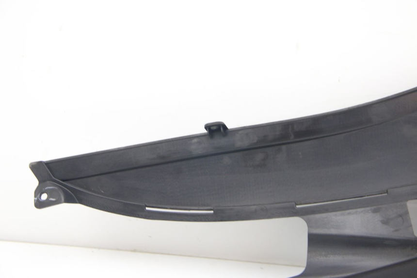 photo de CACHE SOUS SELLE GAUCHE SUZUKI SIXTEEN 125 (2008 - 2010) - Zoom composants