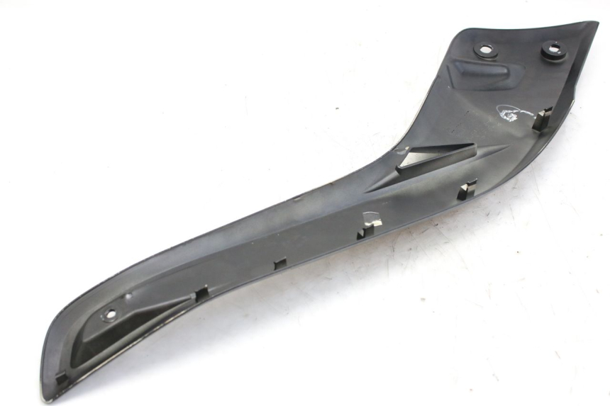 photo de CACHE SOUS SELLE GAUCHE MBK SKYCRUISER 125 (2010 - 2013) - Gros plan technique