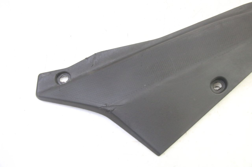 photo de CACHE SOUS SELLE GAUCHE GILERA SMT SUPERMOTARD 50 (2009 - 2017) - Détail de la pièce