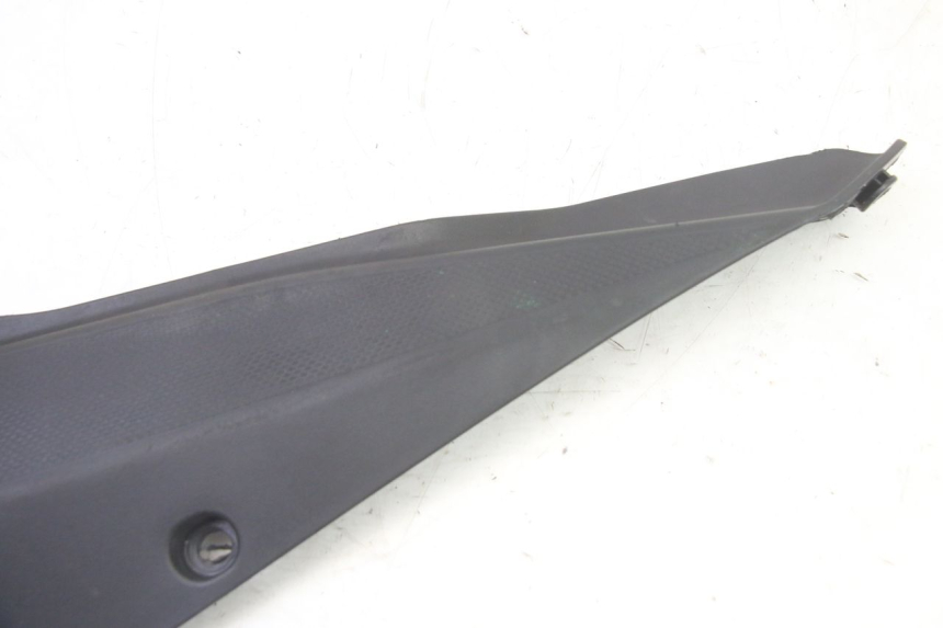 photo de CACHE SOUS SELLE GAUCHE GILERA SMT SUPERMOTARD 50 (2009 - 2017) - Gros plan technique