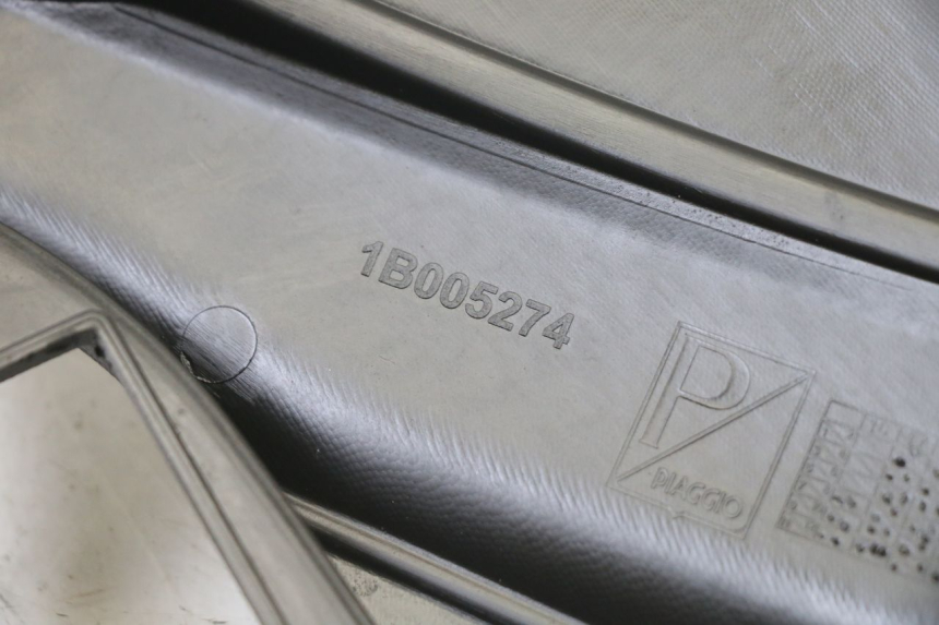 photo de CACHE SOUS SELLE GAUCHE APRILIA SR 2T 50 (2018 - 2022) - Gros plan technique