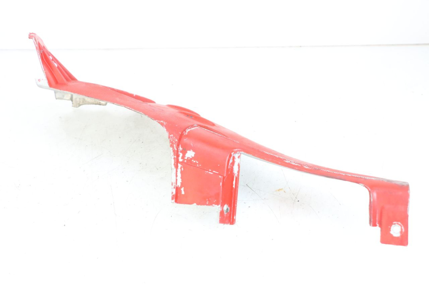 photo de CACHE SOUS SELLE GAUCHE APRILIA SR CARB LC 2T 50 (2004 - 2012) - Gros plan technique