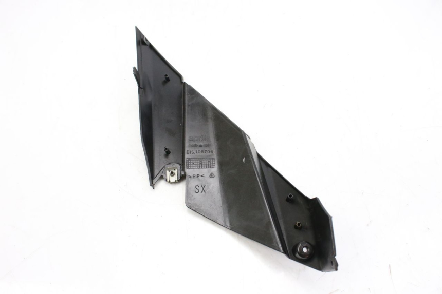 photo de CACHE SOUS SELLE GAUCHE APRILIA SR R 2T LC 50 (2018 - 2021) - Gros plan technique