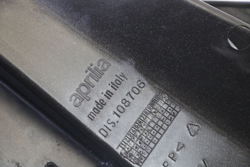 photo de CACHE SOUS SELLE GAUCHE APRILIA SR R 2T LC 50 (2018 - 2021) - Gros plan technique