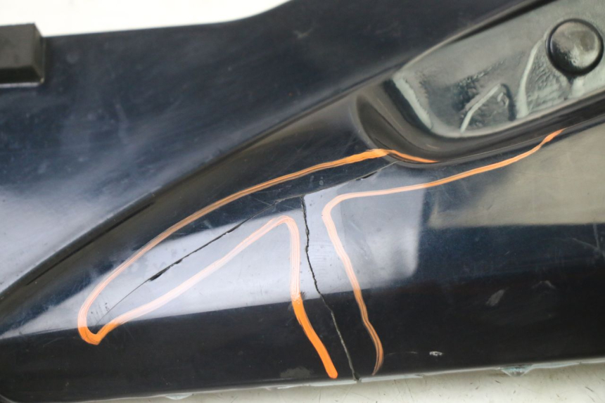 photo de CACHE SOUS SELLE GAUCHE HONDA ST PAN EUROPEAN 1300 (2002 - 2013) - Détail de la pièce