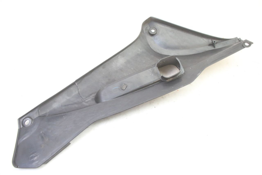 photo de CACHE SOUS SELLE GAUCHE HONDA ST PAN EUROPEAN 1300 (2002 - 2013) - Gros plan technique