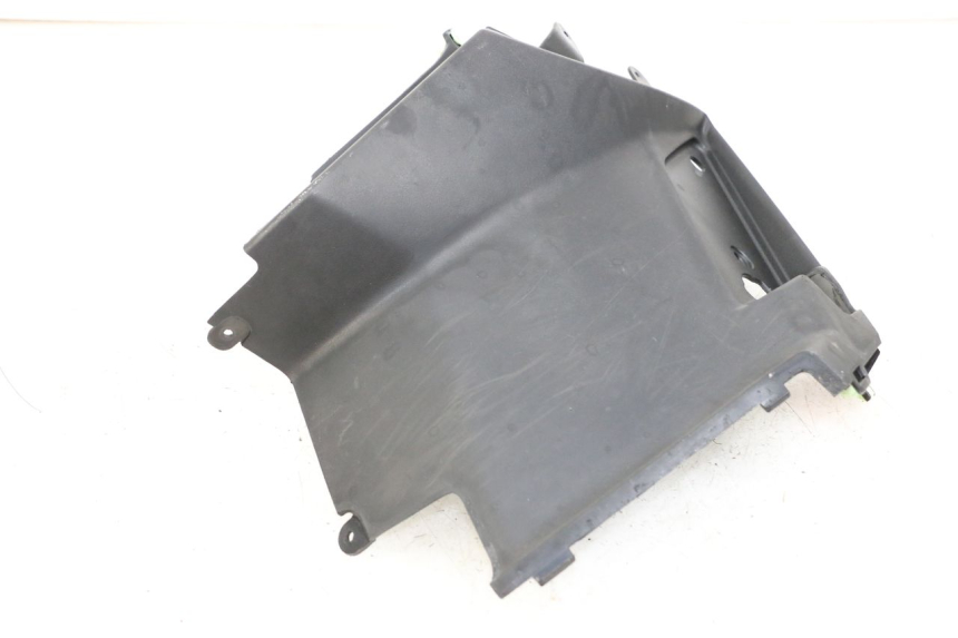 photo de CACHE SOUS SELLE GAUCHE PEUGEOT STREETZONE 2T 50 (2014 - 2019) - Gros plan technique