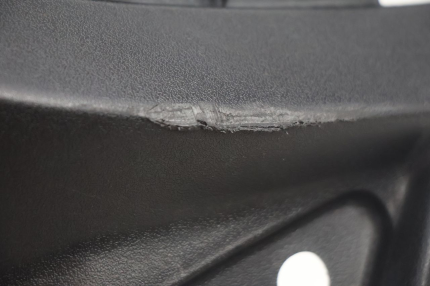photo de CACHE SOUS SELLE GAUCHE PEUGEOT STREETZONE NAKED 2T 50 (2014 - 2018) - Détail de la pièce