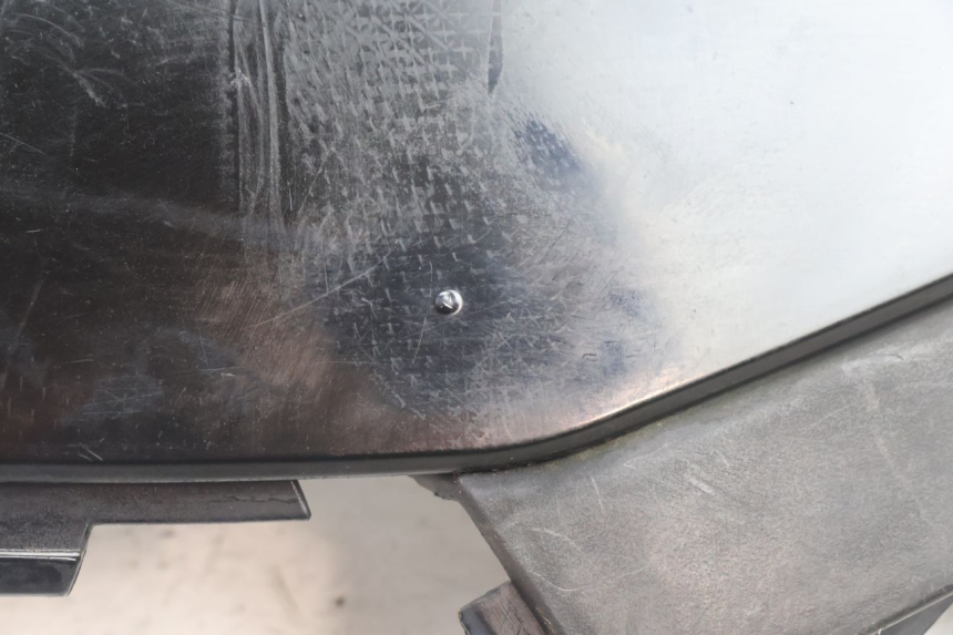 photo de CACHE SOUS SELLE GAUCHE KYMCO SUPER 8 2T 50 (2007 - 2013) - Zoom état d’usage