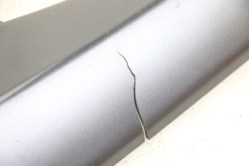 photo de CACHE SOUS SELLE GAUCHE SUZUKI GSX F GSXF 650 (2007 - 2015) - Détail de la pièce