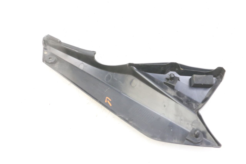 photo de CACHE SOUS SELLE GAUCHE SUZUKI GSX F GSXF 650 (2007 - 2015) - Gros plan technique