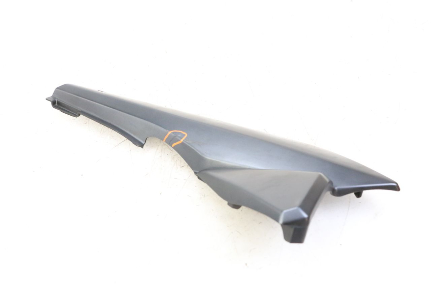 photo de CACHE SOUS SELLE GAUCHE SUZUKI GSX F GSXF 650 (2007 - 2015) - Gros plan technique